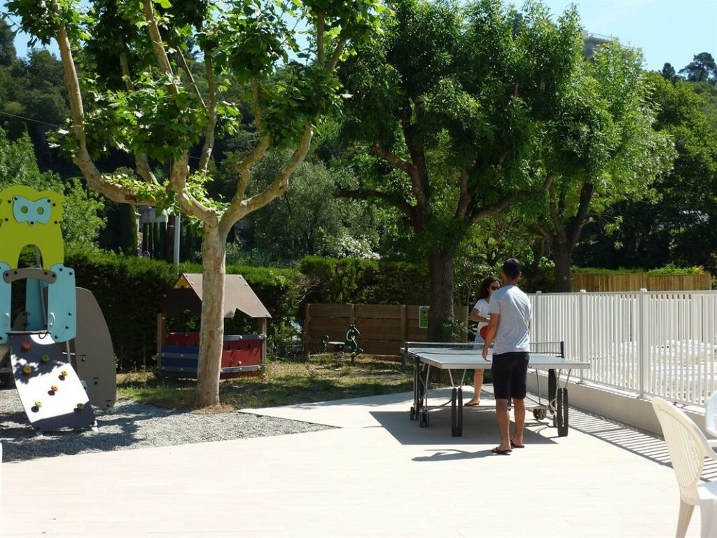 table de ping-pong et aire de jeux